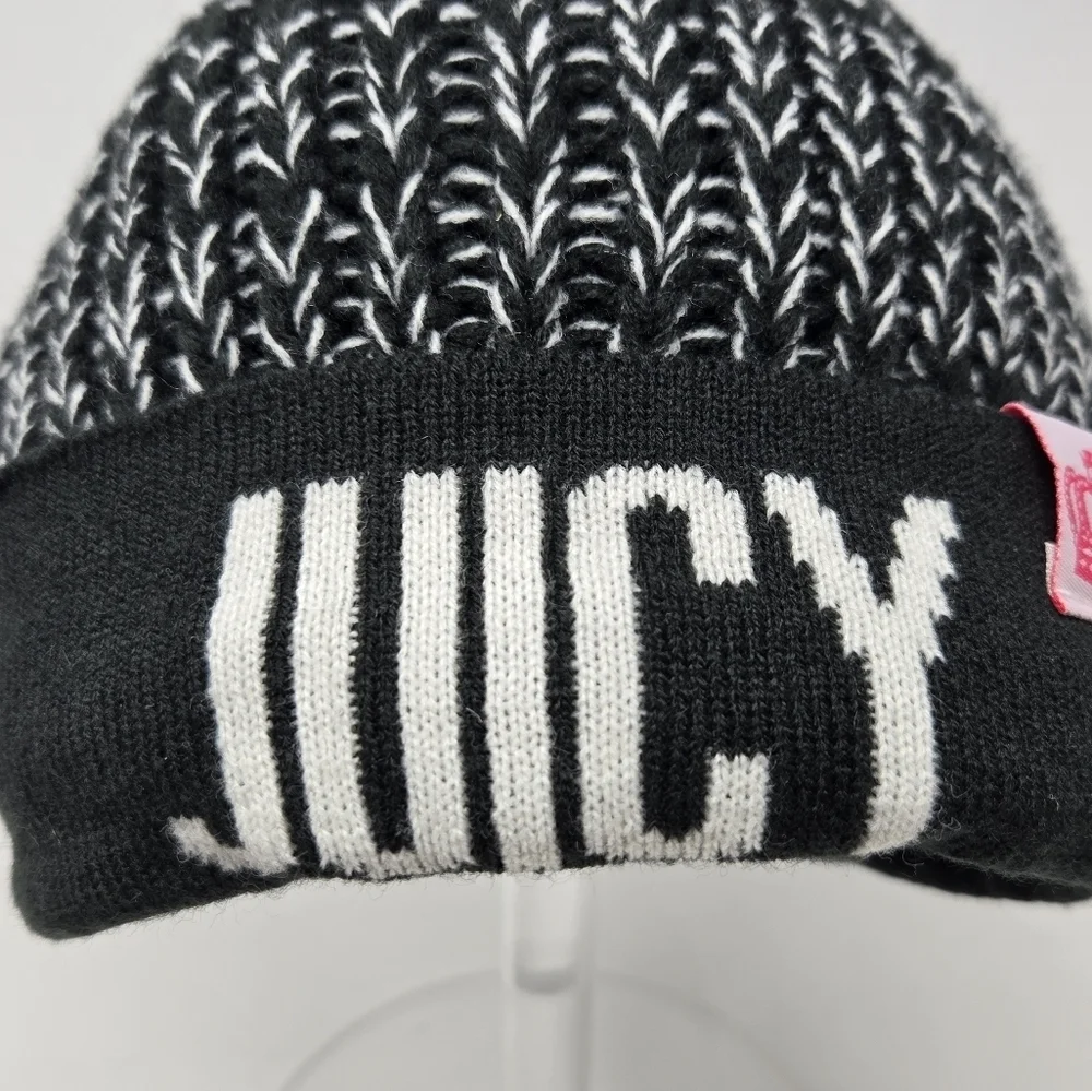NWT JUICY COUTURE BLACK & WHITE POM POM BEANIE HAT KNITWEAR WOMEN OS CROCHET